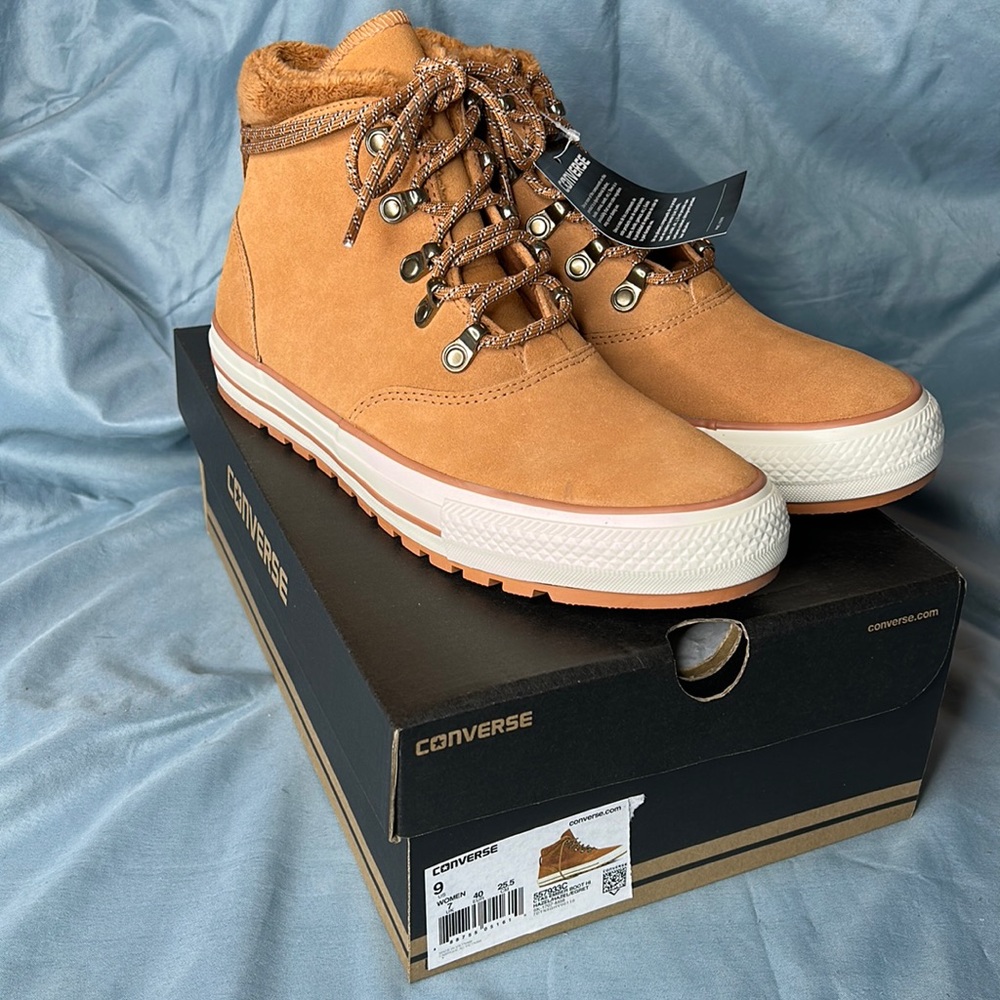 CONVERSE Chuck Taylor All Stars Ember Boot HI Women’s Size 9